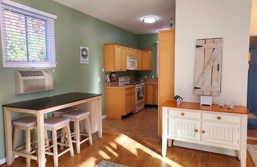 Summer Village Hütte | Fully furnished cottage, minutes from the beach.