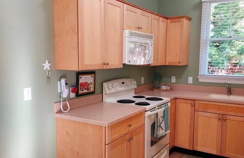 Summer Village Hütte | Fully furnished cottage, minutes from the beach.