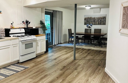 Liberty Wohnung | Fully furnished suite in basement with washer and dryer.