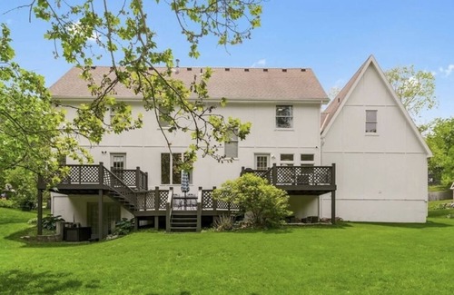 Liberty Wohnung | Fully furnished suite in basement with washer and dryer.