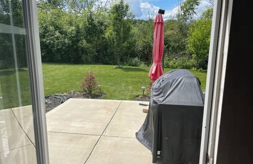 Hudson Wohnung | Fully furnished walkout basement apartment with 2 bedrooms, 1 bathroom, kitchen.