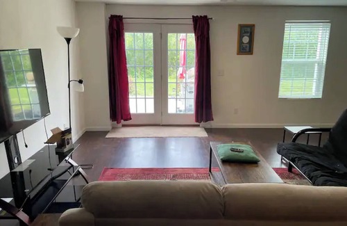 Hudson Wohnung | Fully furnished walkout basement apartment with 2 bedrooms, 1 bathroom, kitchen.