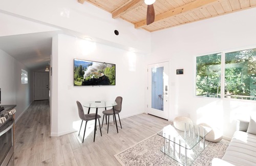 Durango Haus | Fully Remodeled Cabin with Deck - 10 Minutes to DGO - AC