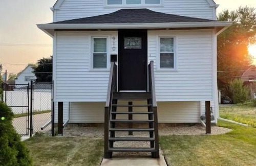 Maywood Haus | Fully Remodeled Large Home Ready for You & YourFamily to Enjoy