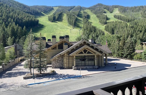 Ketchum Eigentumswohnung | Fully Remodeled Modern Condo Steps from Warm Springs Lift