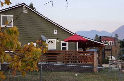 Coram Haus | Fully Remodeled Mountain View home near Glacier National Park