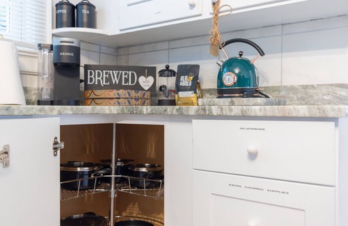 High Point Haus | Fully Renovated 5BR Historic Retreat - Walk to High Point U & Market - Sleeps 14