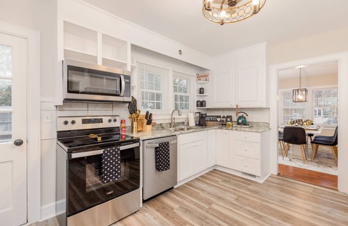 High Point Haus | Fully Renovated 5BR Historic Retreat - Walk to High Point U & Market - Sleeps 14