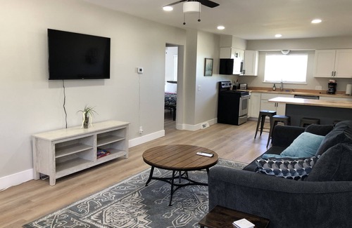 Acme Haus | Fully Renovated Peek-A-Boo Bayview Duplex-10 minuets from Downtown Traverse City