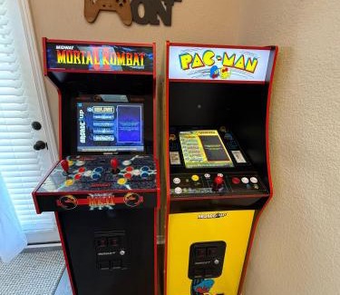 Rogers Wohnung | Fun & Comfort for 8 in Roger! King & Arcade Games