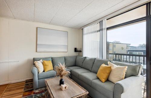 Midtown Ocean City Wohnung | Fun & Comfy Beachside Getaway ~ King Bed ~ Balcony