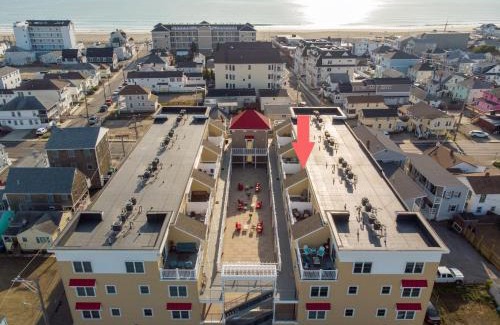 Hampton Haus | Fun Game Room Steps to Beach 2 Level Lux Condo