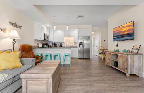 Hampton Haus | Fun Game Room Steps to Beach 2 Level Lux Condo