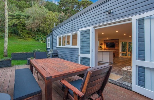 Laingholm Haus | Fun in the Sun with BBQ, Kayak and Fire Pit