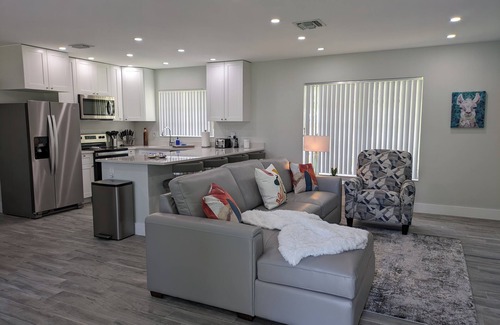 Coral Ridge Haus | "Fun"kadelic Flat! Shared Heated Pool n Spa! Beach 1.4 miles! Walk to Food n Fun