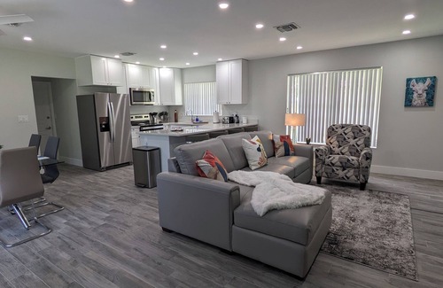 Coral Ridge Haus | "Fun"kadelic Flat! Shared Heated Pool n Spa! Beach 1.4 miles! Walk to Food n Fun