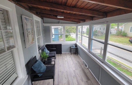 Wareham Center Haus | Fun Newly Renovated Bungalow