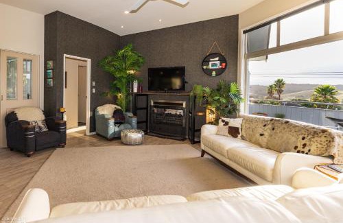 Hatfields Beach Haus | Funky Beach House with sea and country views