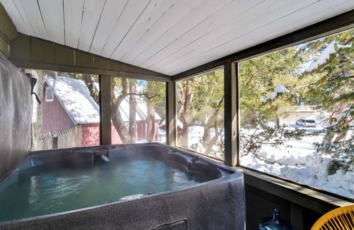 Pine Cove Haus | Funky & Fun 3-bedroom house in Idyllwild-Pine Cove with Hot Tub & EV Charger