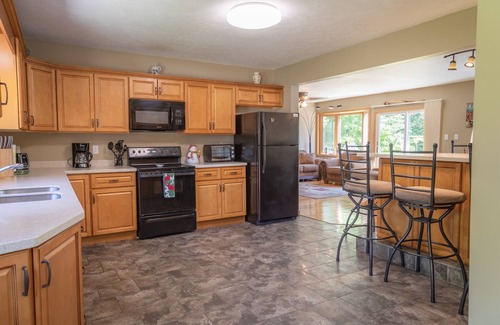 Christmas Haus | Furnace Lake übersehen-nahe abgebildete Rocks und ORV-Strecken