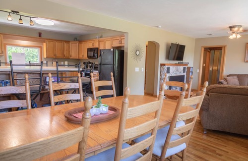 Christmas Haus | Furnace Lake übersehen-nahe abgebildete Rocks und ORV-Strecken