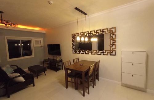 Bacolod Wohnung | Furnished Condo with Private Parking, Free WiFi, Netflix & 2 Aircon Units