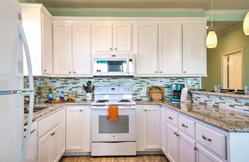 Surfside Beach Haus | Furnished Deck and Ocean Views Surfside Beach Home