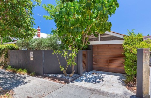Subiaco Haus | Fusion of 20th century charm & modern convenience!