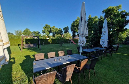 Trebbin Wohnung | Gästezimmer mit Bezaubernden Garten und Koi-teich