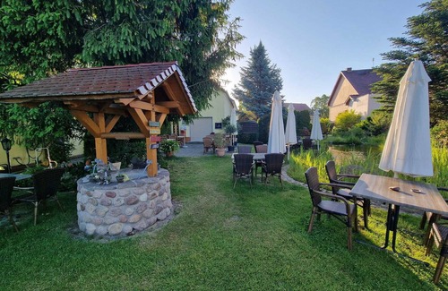 Trebbin Wohnung | Gästezimmer mit Bezaubernden Garten und Koi-teich