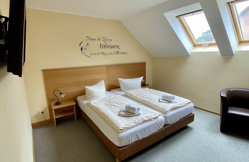 Trebbin Wohnung | Gästezimmer mit Bezaubernden Garten und Koi-teich