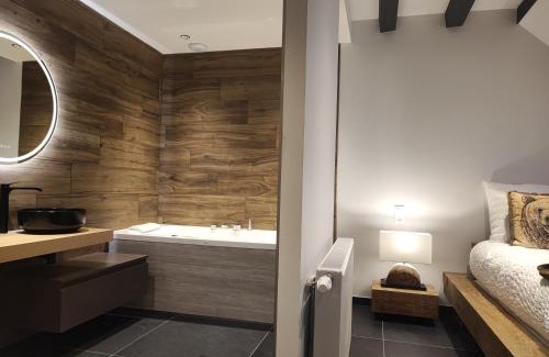Metabief Haus | Géraniums Et Neige Fraîche, Maison d'Hôtes avec balnéo massante et sauna privatifs dans certaines suites haut standing
