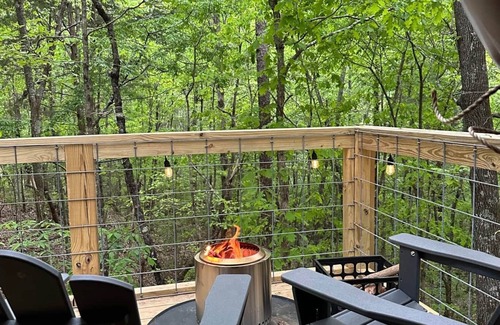 Talladega Kabine | G-5 Glamp in Bohamia - 268 acre forest retreat