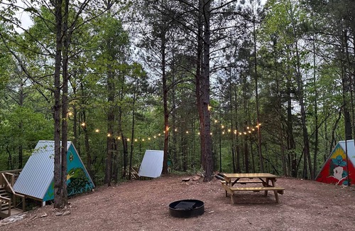 Talladega Kabine | G-5 Glamp in Bohamia - 268 acre forest retreat