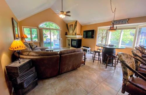 Bretton Woods Villa | G5 WOW Stunning single level home next to golf course and Mt Washington Hotel AC skiing