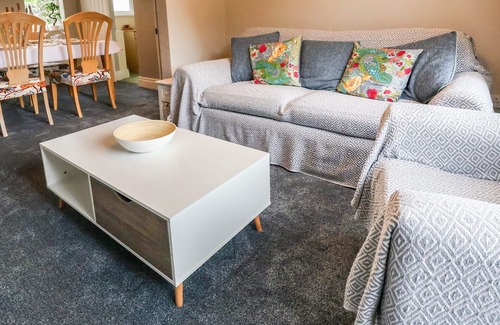 Sandiway Hütte | GABLES COTTAGE, family friendly, with a garden in Sandiway