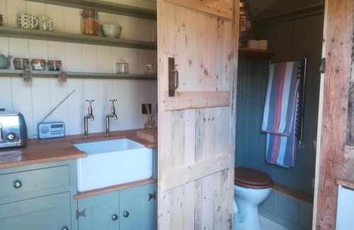 Buckland Newton Haus | Gaggle of Geese Pub - Shepherd Huts & Bell Tents