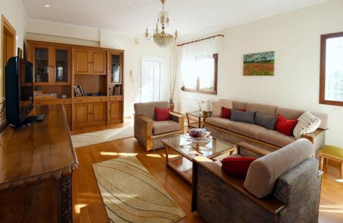 Epanomi Haus | Gaia cottage with garden