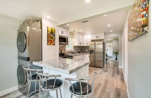 Oakton Haus | Des Plaines Vacation Rental w/ Spacious Backyard!