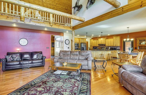 Climax Springs Kabine | Game Room, Deck & Yard: Lake of the Ozarks Retreat