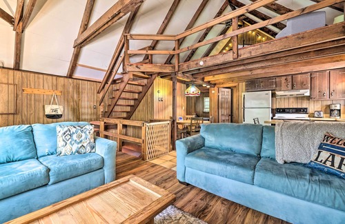 Pocono Lake Kabine | Game Room & Fire Pit: Tree-Lined Pocono Lake Cabin
