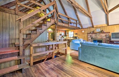 Pocono Lake Kabine | Game Room & Fire Pit: Tree-Lined Pocono Lake Cabin