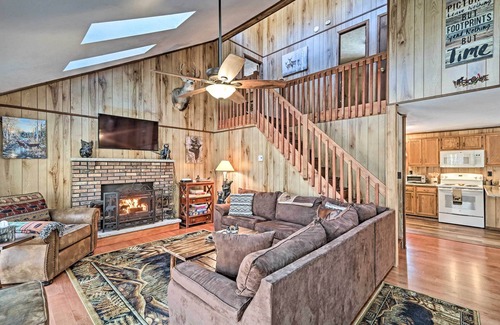 Locust Lake Village Haus | NEU! Mtn Getaway, 8Mi zum Raceway & Jack Frost Ski!
