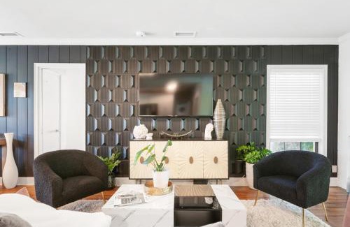 Pinewood Park Haus | Game Room Pool Fun, Close To Downtown Life