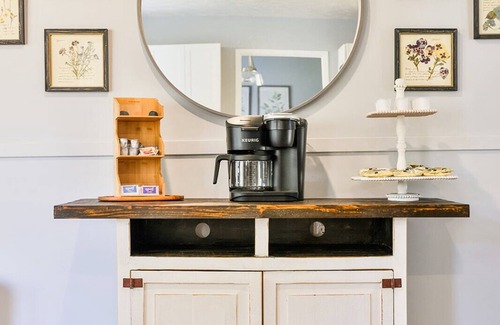 Anniston Haus | GAMEROOM Getaway! 4BR completely updated home with 2 King Beds and a sunroom!