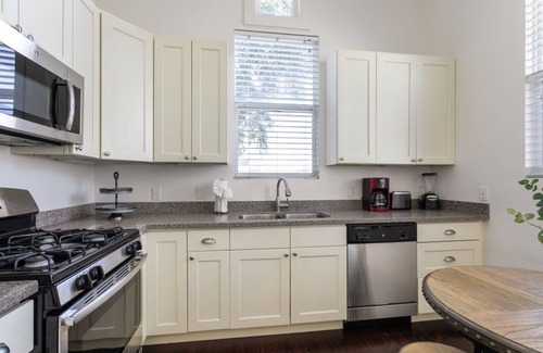 Faubourg Lafayette Eigentumswohnung | 2BR auf Carondelet von Hosteeva