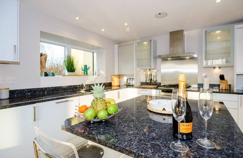 Cirencester Haus | Garden Villa - CW70 - HOT TUB - Lakeside Spa