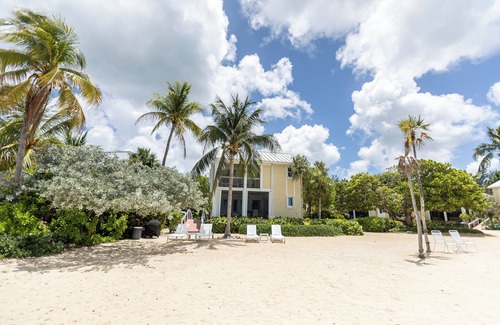 Rum Point Eigentumswohnung | Gardens of the Kai 1 -Luxuriously decorated beachfront unit-by Cayman Villas!