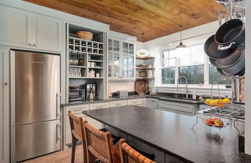 Lincoln County Hütte | Gate Cottage, private getaway in a stylish new home w/views, hiking and a creek.