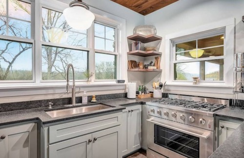 Lincoln County Hütte | Gate Cottage, private getaway in a stylish new home w/views, hiking and a creek.